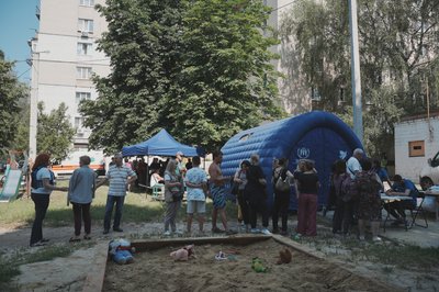 Люди на вулиці після російського удару дронами по гуртожитку в Шевченківському районі, 7 липня 2025 року Люди на вулиці після російського удару дронами по гуртожитку в Шевченківському районі, 7 липня 2025 року