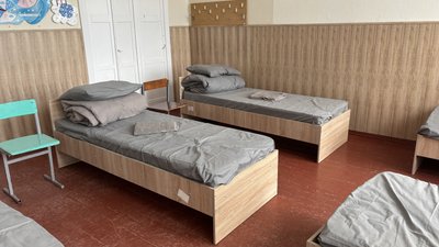Спальні місця, які облаштували у Звенигородській гімназії Спальні місця, які облаштували у Звенигородській гімназії
