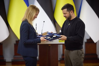 Прем’єр-міністерка Естонії Кая Каллас отримує орден князя Ярослава Мудрого від президента України Володимира Зеленського, 24 квітня 2023 року Прем’єр-міністерка Естонії Кая Каллас отримує орден князя Ярослава Мудрого від президента України Володимира Зеленського, 24 квітня 2023 року