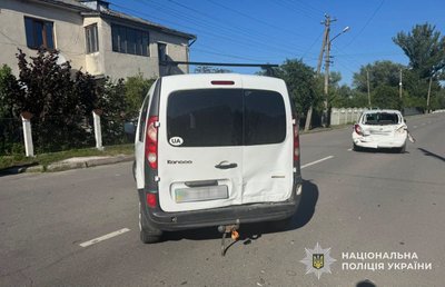 Припаркований автомобіль, в який в'їхала машина Припаркований автомобіль, в який в'їхала машина