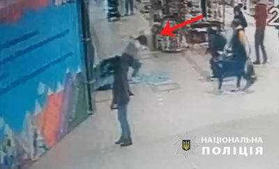 У столичному ТЦ скло з вітрини впало дівчині на голову, правоохоронці проводить перевірку