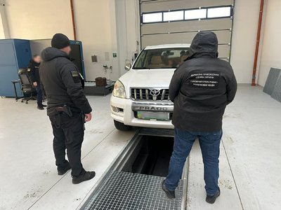 Золоті злитки виявили під час перевірки автомобіля Золоті злитки виявили під час перевірки автомобіля