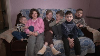 До фронту менш як 28 км: із селища Слов’янка на Дніпропетровщині евакуювався дитбудинок сімейного типу До фронту менш як 28 км: із селища Слов’янка на Дніпропетровщині евакуювався дитбудинок сімейного типу