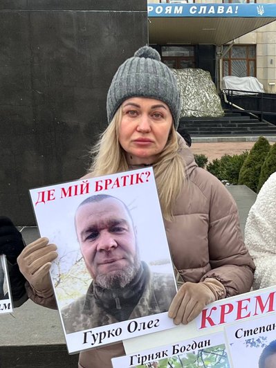 "Не мовчи — полон вбиває": у Житомирі відбулася акція на підтримку військовополонених "Не мовчи — полон вбиває": у Житомирі відбулася акція на підтримку військовополонених