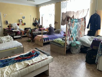 В тісняві та антисанітарії: у Полтаві перевірили умови проживання ВПО у колишніх дитсадках В тісняві та антисанітарії: у Полтаві перевірили умови проживання ВПО у колишніх дитсадках