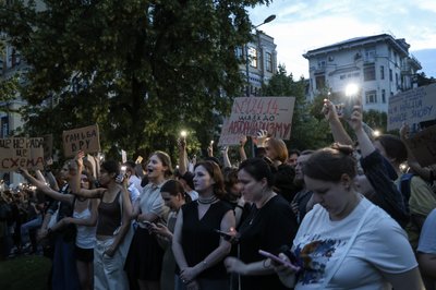 Київ, Дніпро, Одеса та інші міста протестували проти ухваленого Радою законопроєкту, що нівелює незалежність НАБУ та САП Київ, Дніпро, Одеса та інші міста протестували проти ухваленого Радою законопроєкту, що нівелює незалежність НАБУ та САП