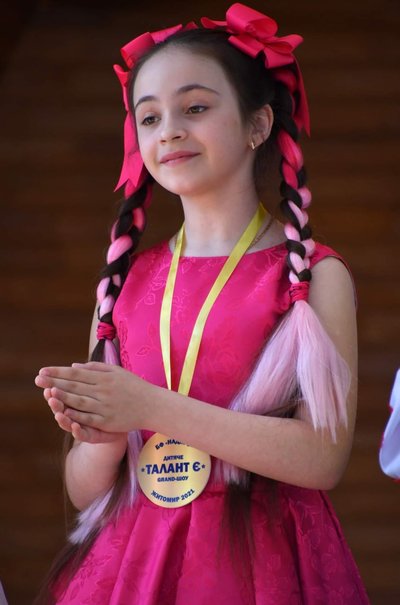 Школярка з Житомирщини Злата Скаскова за рік здобула п'ять гран-прі і 40 дипломів різних пісенних конкурсів Школярка з Житомирщини Злата Скаскова за рік здобула п'ять гран-прі і 40 дипломів різних пісенних конкурсів