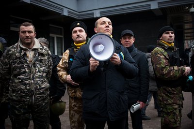 Комендант Майдану та опозиційний народний депутат України Андрій Парубій з представниками 14-ї сотні Самооборони біля будівлі Генпрокуратури під час Революції Гідності. Київ, 14 лютого 2014 року Комендант Майдану та опозиційний народний депутат України Андрій Парубій з представниками 14-ї сотні Самооборони біля будівлі Генпрокуратури під час Революції Гідності. Київ, 14 лютого 2014 року