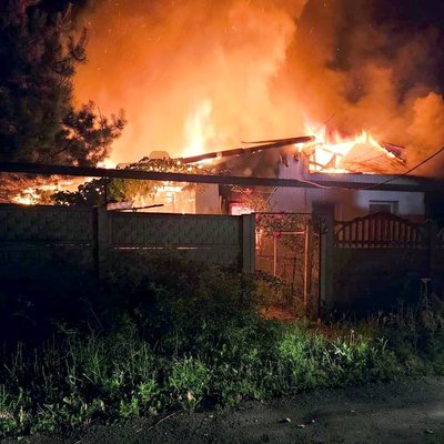 Пожежа в будинку на Донеччині після обсстрілу армії РФ, липень 2023 року Пожежа в будинку на Донеччині після обсстрілу армії РФ, липень 2023 року