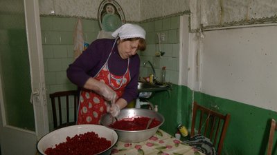 "Калини замало". У Кропивницькому готують вітамінну суміш для військових "Калини замало". У Кропивницькому готують вітамінну суміш для військових