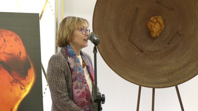 "Я закопала його біля дуба": бурштиновий камінь у вигляді серця врятувала від росіян підприємиця з Рівненщини "Я закопала його біля дуба": бурштиновий камінь у вигляді серця врятувала від росіян підприємиця з Рівненщини