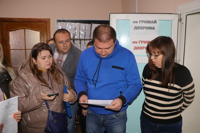 В Охтирці батьки вихованців дитячого садочка вийшли на пікет проти скорочення у закладі В Охтирці батьки вихованців дитячого садочка вийшли на пікет проти скорочення у закладі