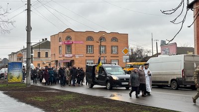 На Чернігівщині попрощалися з шістьма захисниками України, які загинули на фронті На Чернігівщині попрощалися з шістьма захисниками України, які загинули на фронті