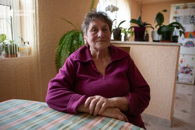 "Пенсіонерка з села Вари Йолана Даниловська, 1 квітня 2026 року. Йолана — угорка за походженням, але давно вивчила українську мову, бо була заміжня за українцем "Пенсіонерка з села Вари Йолана Даниловська, 1 квітня 2026 року. Йолана — угорка за походженням, але давно вивчила українську мову, бо була заміжня за українцем