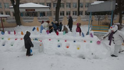 Діти ліплять снігові фортеці на подвір'ях своїх дитсадків у Рівному Діти ліплять снігові фортеці на подвір'ях своїх дитсадків у Рівному