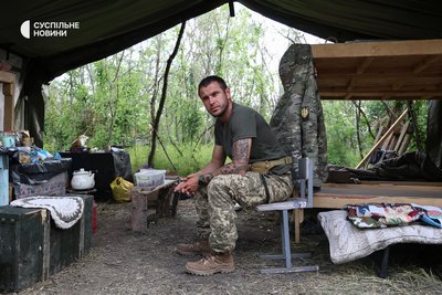 Водій бронетраспортера Mastiff Шустрий відпочиває на позиції морських піхотинців у прибережній зоні після чергового виїзду. Його машину пошкодив російський fpv-дрон. Херсонщина, травень 2025 року Водій бронетраспортера Mastiff Шустрий відпочиває на позиції морських піхотинців у прибережній зоні після чергового виїзду. Його машину пошкодив російський fpv-дрон. Херсонщина, травень 2025 року
