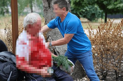 Російський дрон атакував маршрутний автобус у центрі Херсона: восьмеро поранених Російський дрон атакував маршрутний автобус у центрі Херсона: восьмеро поранених