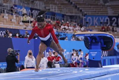 Сімон Байлз після опорного стрибка в командному фіналі на Олімпіаді-2020 у Токіо Сімон Байлз після опорного стрибка в командному фіналі на Олімпіаді-2020 у Токіо