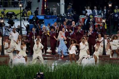 Виступ Bad Bunny у перерві Супербоулу включав справжню весільну церемонію Виступ Bad Bunny у перерві Супербоулу включав справжню весільну церемонію