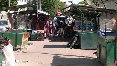 "Людей просто залишають без роботи": у Рівному демонтовують торгові ряди на вулиці Шевченка