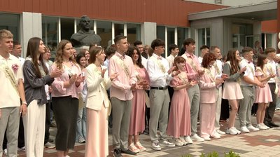 "Це найкращі роки мого життя": у Черкасах для школярів пролунав останній дзвоник "Це найкращі роки мого життя": у Черкасах для школярів пролунав останній дзвоник