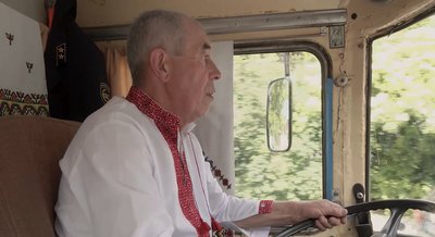 Водій тролейбуса у Чернівцях одягнув вишиту сорочку на День Вишиванки Водій тролейбуса у Чернівцях одягнув вишиту сорочку на День Вишиванки
