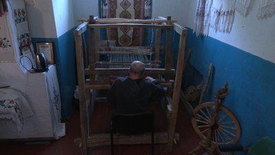 "Думав, що це жіноча робота": майстер з Черкащини відновив старовинний ткацький верстат "Думав, що це жіноча робота": майстер з Черкащини відновив старовинний ткацький верстат