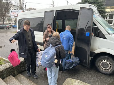"Терпіли до останнього": до Кременчука евакуювали 3 родини із прифронтових селищ Дніпропетровщини "Терпіли до останнього": до Кременчука евакуювали 3 родини із прифронтових селищ Дніпропетровщини
