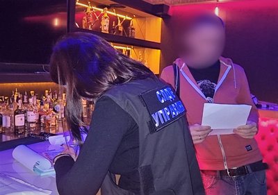 Секс-послуги під прикриттям стриптиз-барів: в Одесі затримали людей, які втягували жінок у проституцію Секс-послуги під прикриттям стриптиз-барів: в Одесі затримали людей, які втягували жінок у проституцію