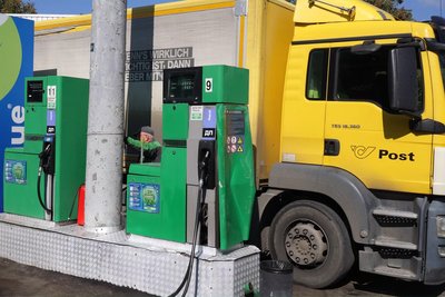 Оператор на одній із заправок міста Чернівці заправляє вантажівку Оператор на одній із заправок міста Чернівці заправляє вантажівку