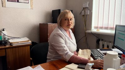 У блекаути зі світлом: у прикордонному селі на Чернігівщині встановили сонячні панелі в амбулаторії та станції швидкої