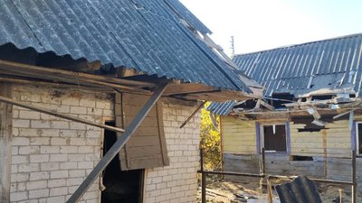 Пошкоджені житлові будинки: армія РФ атакувала дронами Чернігівщину Пошкоджені житлові будинки: армія РФ атакувала дронами Чернігівщину