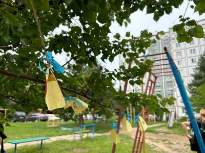 В Умані в памʼять про вбитих Росією дітей, розвісили паперові дзвіночки В Умані в памʼять про вбитих Росією дітей, розвісили паперові дзвіночки