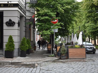 Літній майданчик на паркувальних місцях на вулиці Героїв Майдану у Чернівцях Літній майданчик на паркувальних місцях на вулиці Героїв Майдану у Чернівцях