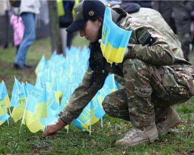 "Я мрію про те, щоб люди об’єдналися". Історія волонтерки та колишньої парамедикині батальону "Азов" Олени Мосійчук "Я мрію про те, щоб люди об’єдналися". Історія волонтерки та колишньої парамедикині батальону "Азов" Олени Мосійчук