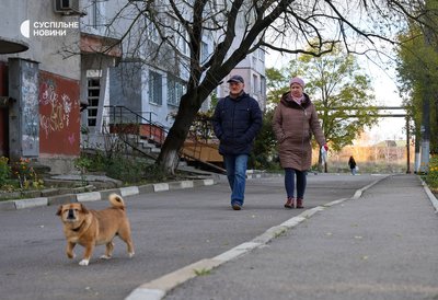 Місцеві жителі з собакою на Острові у Херсоні 18 листопада 2024 року Місцеві жителі з собакою на Острові у Херсоні 18 листопада 2024 року