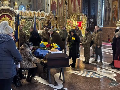 "Відірвали частину душі": у Черкасах в останню путь провели загиблого військового "Відірвали частину душі": у Черкасах в останню путь провели загиблого військового