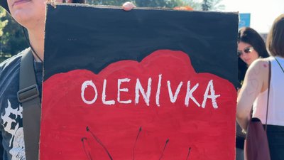 "Пам’ятати, якою ціною": у Полтаві влаштували акцію-нагадування про хвилину мовчання "Пам’ятати, якою ціною": у Полтаві влаштували акцію-нагадування про хвилину мовчання