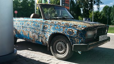 Авто-килим: як хлопці з Рокитного перетворили старі жигулі на кабріолет Авто-килим: як хлопці з Рокитного перетворили старі жигулі на кабріолет