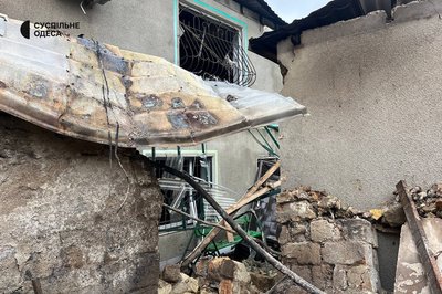 Вигорілі автівки та пошкоджені будинки: фото наслідків третьої поспіль російської атаки БпЛА по Одесі та передмістю