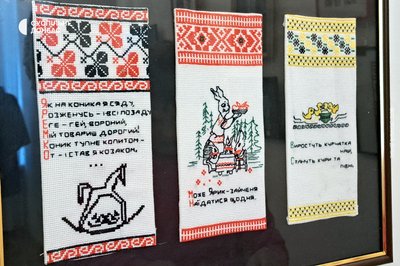Репліки таборових вишивок українських жінок, що створювала Людмила Огнєва, представили у Дніпрі Репліки таборових вишивок українських жінок, що створювала Людмила Огнєва, представили у Дніпрі