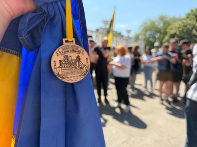 Учасникам забігу вручили пам'ятні відзнаки, 17 травня 2026 року, Хмельницький Учасникам забігу вручили пам'ятні відзнаки, 17 травня 2026 року, Хмельницький