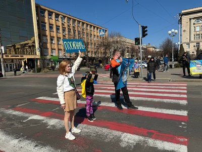 "Між небом і землею, але є надія": у Черкасах відбулася акція на підтримку зниклих та полонених "Між небом і землею, але є надія": у Черкасах відбулася акція на підтримку зниклих та полонених