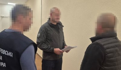 Заволоділи криптовалютою та готівкою. На Дніпропетровщині трьох поліцейських підозрюють у розбійному нападі на чоловіка Заволоділи криптовалютою та готівкою. На Дніпропетровщині трьох поліцейських підозрюють у розбійному нападі на чоловіка