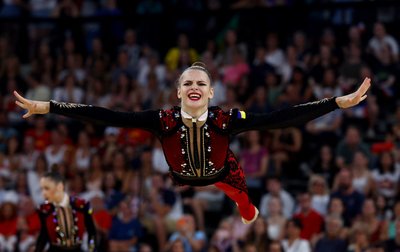 Марія Височанська під час виступу в кваліфікації на Олімпіаді-2024 у групових вправах, художня гімнастика