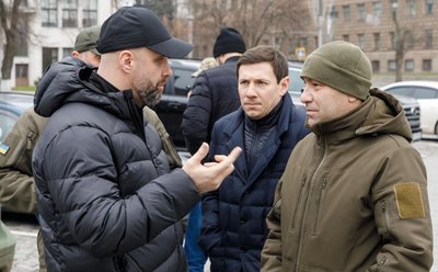 Олексій Красов і Олег Синєгубов передають допомогу військовим Олексій Красов і Олег Синєгубов передають допомогу військовим