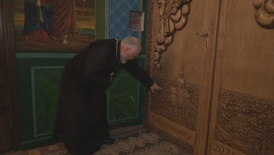 Архиєпископ ПЦУ власноруч зробив дерев’яні двері для церкви на Тернопільщині Архиєпископ ПЦУ власноруч зробив дерев’яні двері для церкви на Тернопільщині