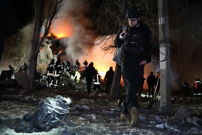 Сапер біля частини ракети "Іздєліє-30" на місці влучання у Київському районі Харкова, 7 березня 2026 року Сапер біля частини ракети "Іздєліє-30" на місці влучання у Київському районі Харкова, 7 березня 2026 року