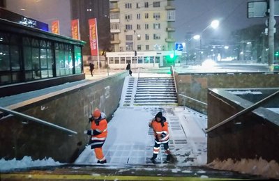 Київ засипало снігом, дороги розчищає спецтехніка Київ засипало снігом, дороги розчищає спецтехніка