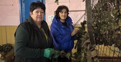 У селах Житомирщини жінки щодня плетуть сітки для військових У селах Житомирщини жінки щодня плетуть сітки для військових